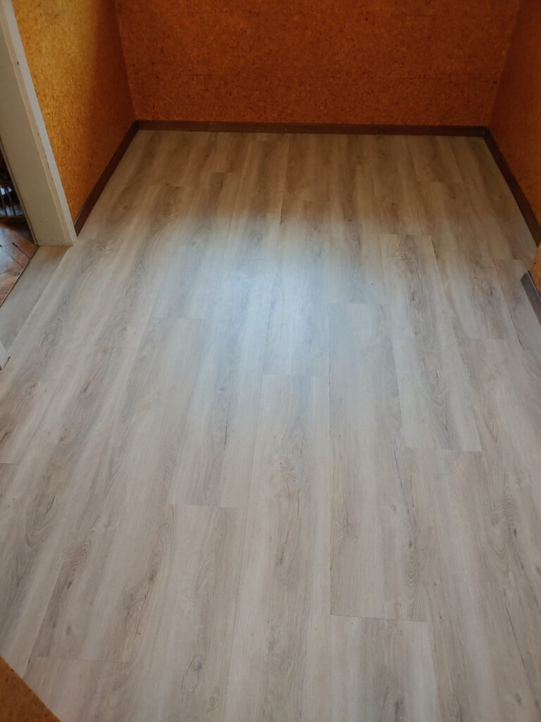 POLAGANJE LAMINATA IN VINILA NA KLIK